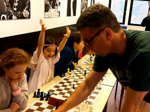 Шестогодишњакиња матирала шаховског шампиона