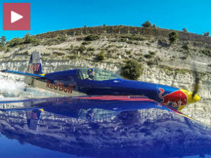 Њему није тесно у Коринтском каналу?!