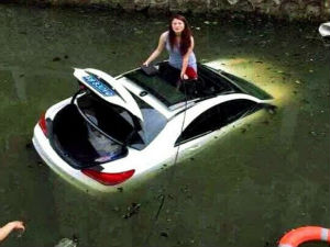 „Мерцедесом“ са паркинга полетела у канал