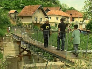 Блокирали пут ка Лозници, годину дана чекају мост