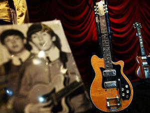Гитара из ере „Битлманије“ продата за 490.000 долара