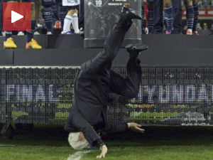 Откуд кора од банане на подијуму?