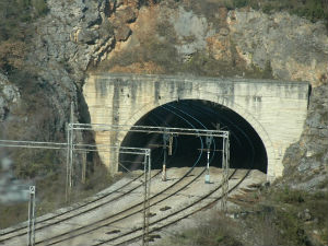 Путнички воз стајао четири сата у тунелу