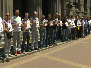 Протест групе таксиста испред Уставног суда