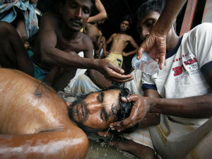 Крвави сукоб очајних миграната на броду