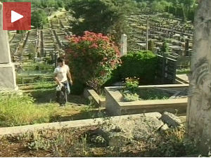 Дечак преживљава од сакупљања воска на гробљу