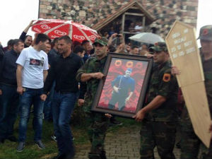 Сахрана Бега Ризаја у Глођанима, униформе ОВК поново на улицама