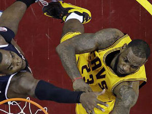 „Краљ“ Џејмс предводио Кливленд до 3:0