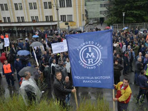 Блокада пута и трамвајских шина испред ИМР-а