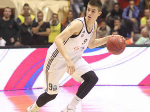 Партизан лако са Војводином