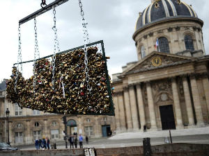 Почело уклањање 45 тона „љубави“ са Моста уметности