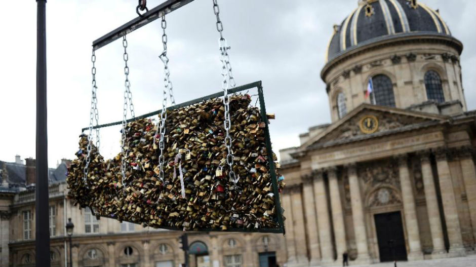 Почело уклањање 45 тона „љубави“ са Моста уметности