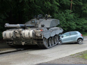 „Челенџер 2“ vs „тојота јарис“ – 1:0