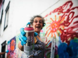 А зашто не би баке и деке шарале по зидовима?