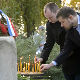 Pale se sveće ispred Spomenika zahvalnosti Francuskoj
