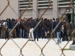 Туча избеглица у Атини, приведено 100 људи