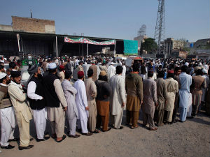 Пакистан, стотине људи на сахрани убице гувернера