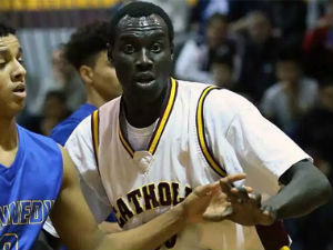 Суданац од 30 година играо кошарку за канадску средњу школу!