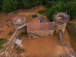 Граде средњовековни замак без употребе модерне технологије