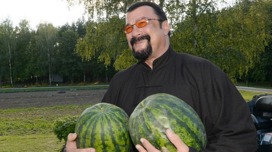 Лукашенко поклонио Сигалу шаргарепу и лубенице