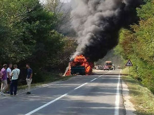 Запалио се аутобус код Зворника, нема повређених