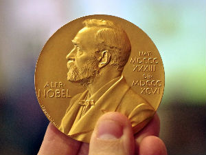 Три научника деле Нобелову награду за физику