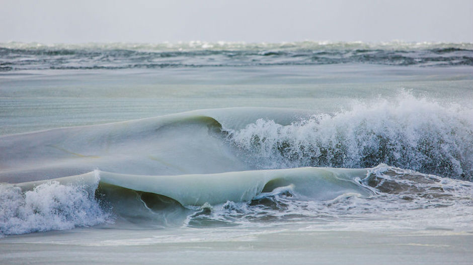 Најхладнија зима у последњих 80 година заледила и таласе океана!