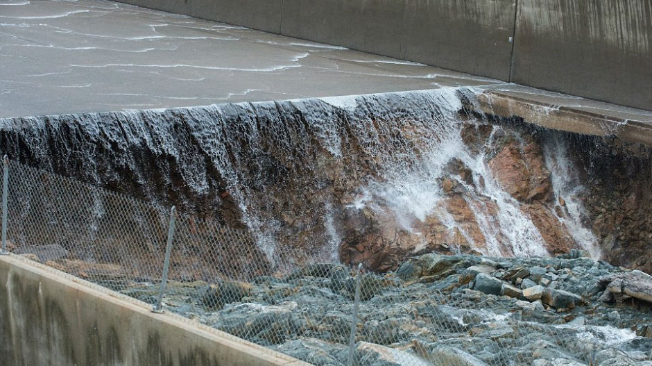 Ogromna rupa se pojavila na prelivniku najviše brane u SAD
