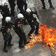Atina, policija uzvratila suzavcem na kamenice i baklje 