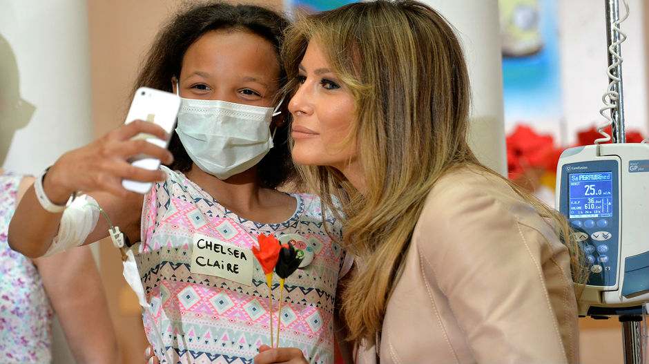Меланија посетила децу у болници у Бриселу
