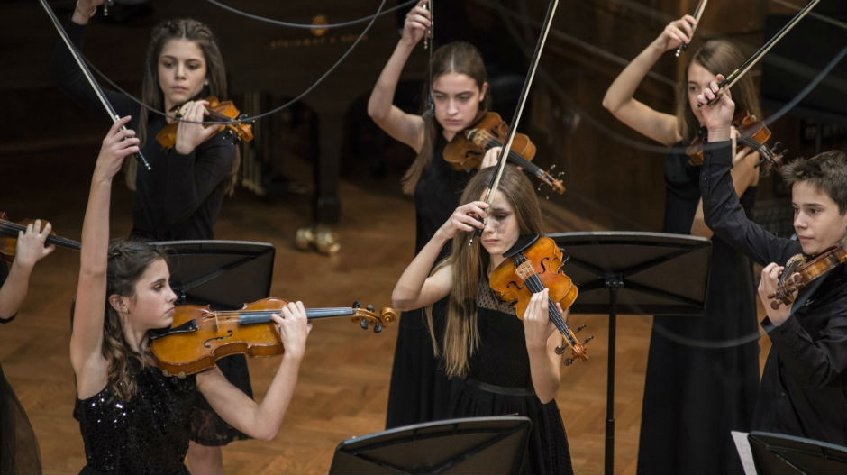Gudači u galeriji: Veliki orkestar škole za talente u Ćupriji 