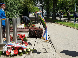 Položeni venci na spomenik stradalima u KBC "Dr Dragiša Mišović"