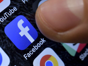 Зауставимо Фејсбук док не уништи демократију