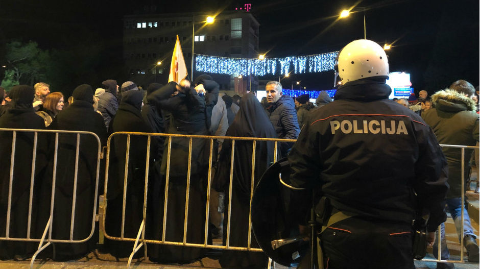 Црна Гора – расправа у Скупштини, барикаде у Подгорици и блокаде путева