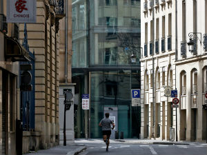 Французи "беже" из Париза, панично купују намирнице