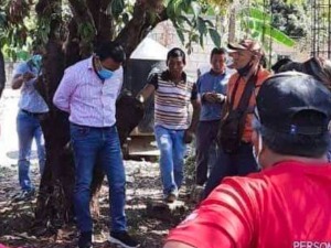 Бесни грађани везали градоначелника за дрво