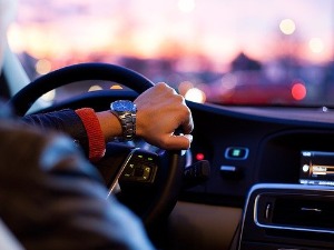 Возио на ауто-путу без дозволе по дејством психоактивних супстанци