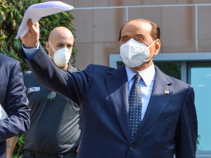 Берлускони изашао из болнице у Монаку