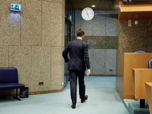 Холандска влада поднела оставку
