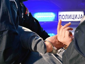 Ухапшено више особа, полиција запленила дрогу и оружје