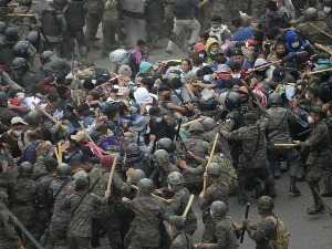 Полиција у Гватемали сузавцем брани Америку од миграната