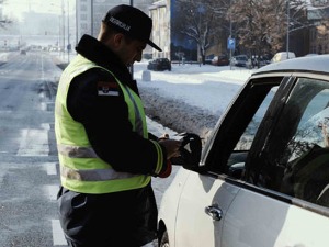 Младић осумњичен да је данас украо чак три аутомобила и изазвао удес