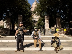 Тексас, миран протест наоружаних људи