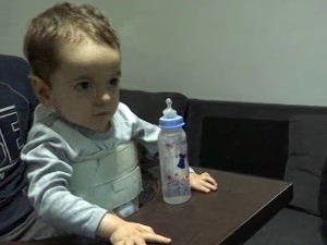 Малом Михаилу из Ваљева потребна помоћ за терапију, помагала и третмане