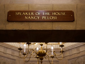 Предала се осумњичена за крађу лаптопа Ненси Пелоси