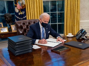 Бајден потписао прве извршне акте, Kамала Харис "преузела" Сенат