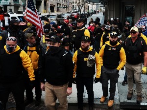 Ухапшен лидер екстремистичке групе "Поносни момци" због повезаности са упадом у Конгрес