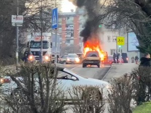 Запалио се џип на Звездари