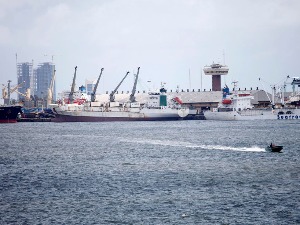 Пирати напали турски брод код Африке, убили једног и отели 15 морнара