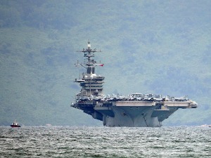 Амерички ратни бродови  на челу са "Теодором Рузвелтом" у Јужном кинеском мору
